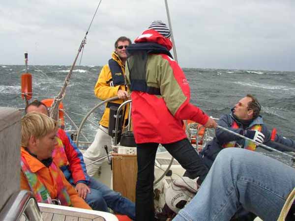 Aktion im Cockpit, segeln,segeltörn,mitsegeln,segeln ostsee,segelreisen,segelurlaub,segeln.de,segeln urlaub,kojencharter,segelreise,segeln reisen,segeln single,reisen,segeln schweden,segeln dänemark,segeln törn,schweden segeln,ostsee,kurztörn,wochenendtörn,schären, segeln törn,schweden segeln,ostsee,kurztörn,wochenendtörn,segeln schären,