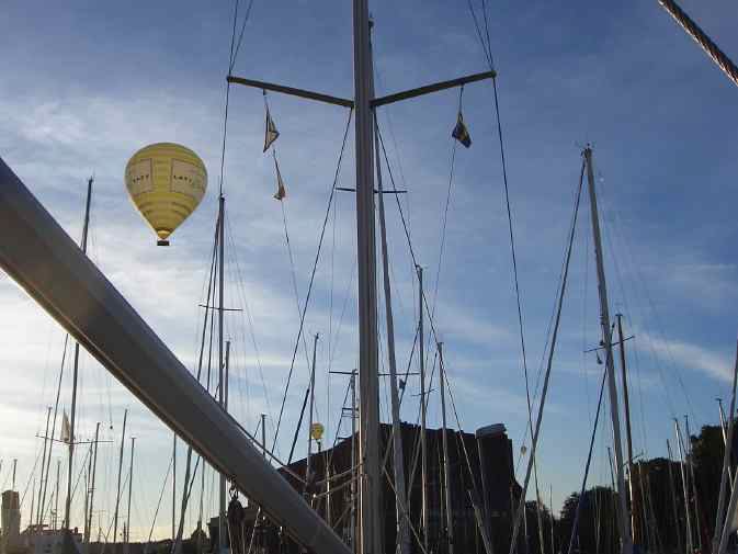 ballon_zwischen_den_masten