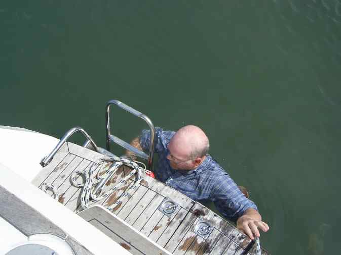 skipper_im_wasser_unfreiwil